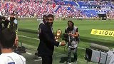 里昂赛前费基尔展示大力神杯 马赛曲响彻卢米埃尔球场