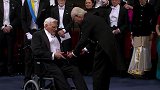 诺贝尔奖最年长得主坐轮椅领奖 97岁还天天去实验室