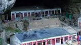 云南大山发现一山洞，洞中隐居8户人家32人，养鸡种菜世外桃源