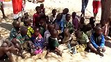 肯尼亚-桑布鲁人村庄之小孩特别表演