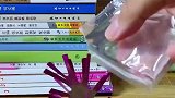 男子将液体倒在树上，等待圣诞树结雪花！