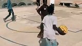 大太阳天气，穿拖鞋打篮球，非洲的兄弟够拼！