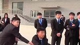 到底是战术还是意外，男生参加拔河比赛被挂绳子上