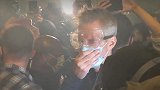 美国波特兰市市长在抗议现场遭催泪瓦斯攻击，被呛到咳嗽不止