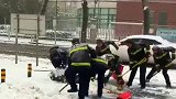消防队里也内讧，被集体埋起来的小哥哥，自己报警救自己来得及吗