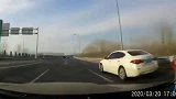 男子驾车途中被恶意别车，这次吸取到教训了吧