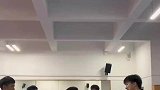 男生单手举师姐空中换手