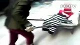 安徽“环卫奶奶”每天载孙女扫街受关注后被辞退