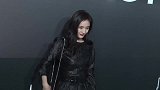 杨幂遭恶意蹲拍险走光 粉丝大怒：幸好没穿裙子