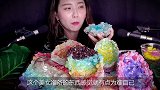 韩国美女试吃“钻石糖”了，这次看起来钻石太大了！有点硌牙啊！