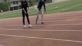 实拍体院一姐短跑，爆发力太强了，一旁的男生都自愧不如