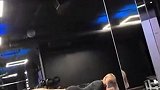 保持最佳状态？穆德里克举起女友做卧推