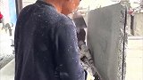 天然花岗岩都是从大石头上分割，师傅费劲切开，贵也有道理