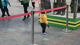 小男孩看站岗哨兵移不开眼了，眼前的这一幕，真是太搞笑了