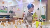 嗯哼太可爱，见四下无人立马独自尬起舞来，简直不要太萌！