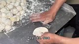 福建阿姨做炭烤肉饼，每天手工做9个小时只能做300个，1个卖3块