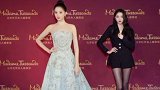 关晓彤对自己蜡像的锁骨很满意 你们觉得像吗