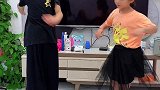 和哥哥玩一次换衣服，这也太搞笑了吧！