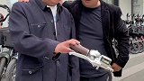 这个老头来换电动车