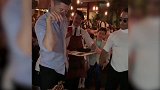 度假迪拜！莱万撒盐哥餐厅模仿撒盐哥经典动作