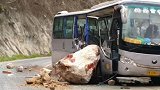 四川雷波一客车被飞石砸中 已造成3人死亡14人受伤