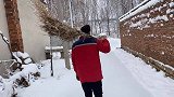 嫂子独自带侄子生活，小叔子帮忙清除房上积雪，时刻惦记嫂侄安全
