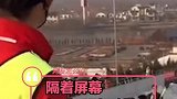 小姐姐背着小乌龟滑雪，意外翻车扎进人堆，朋友拍下尴尬一幕