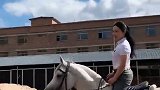 小姐姐很漂亮，骑马的技术一流，骏马奔跑起来很有节奏！