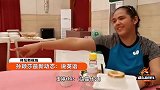 孙颖莎有多爱吃?啃大鸡腿停不下来,刘国梁:她来奥运村担心吃饭