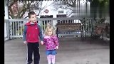 妈妈想抓拍哥哥拉妹妹一起跳下台阶瞬间，接下来一幕让妈妈超心疼