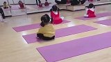 女儿上舞蹈课第一天，老师发来这一段视频，为娘都没脸去接你了