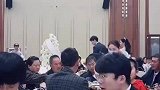 新娘被新郎牵手出场笑容灿烂，自信大方