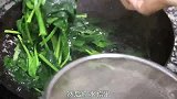 菠菜里加一碗面粉，出锅香气四溢，上桌吃起来美味又解馋