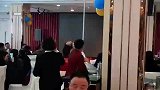 宴会上主家请来小姐姐跳舞，没想到竟把厨师们引出来了