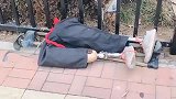 看到路边这一对假肢，我不禁想起了，昨天给的那块钱