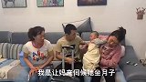 丈夫出差请俩月嫂，回家见妻子抱着孩子端洗脚水，婆婆躺着玩手机