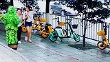 偶遇路边恶搞，发现惊叫的大部分都是女生，还是男生胆大