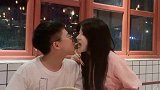 以后要天天这样喂我吃饭哦@聪姐姐. #甜甜的恋爱 #情侣vlog 可怜的电灯泡，汪汪汪@草莓味奶茶