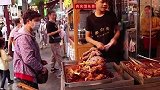 西安回民街肉夹馍，一天才卖50斤牛肉，生意惨淡靠员工叫卖
