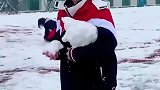 班主任和学生们一起打雪仗，这场景属实是把南方的孩子羡慕坏了