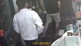 女孩深夜遭陌生男尾随，哭着跑进便利店求助：有奇怪的人向我招手