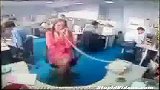 美女在办公室煲电话粥的超严重后果！