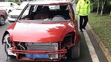 四川男子坐小木凳开事故车 跑到警车面前惊呆交警