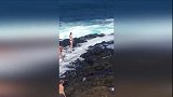 两名比基尼美女夏威夷海边摆拍被巨浪冲翻