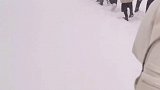 19日，黑龙江暴雪，一高校学生在风雪中艰难上课，网友：上学像是要登珠穆朗玛峰！东北请全看暴雪 下雪