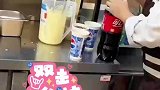 男子快餐店买可乐，服务员当着他的面把可乐倒进另一个牌子的杯子