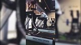 小姐姐跑步机上翩翩起舞性感妩媚 旁边小哥看得春心荡漾