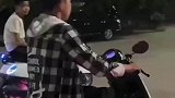精神小伙半夜玩翘头，下一秒果然没让人失望