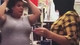 美女恶搞路人，无辜的样子，还以为是真的！