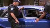 交警拦下路过车辆欣赏，一翻夸赞后用警车跟车主交换，画风奇葩
